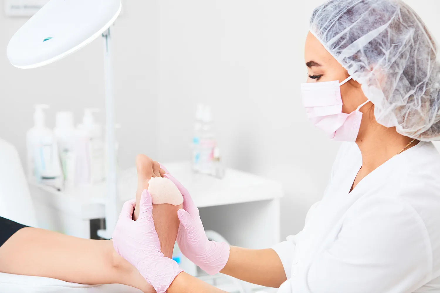 Czym jest pedicure leczniczy oraz na czym dokładnie polega?